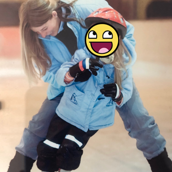 Mutter und Tochter fahren Schlittschuh